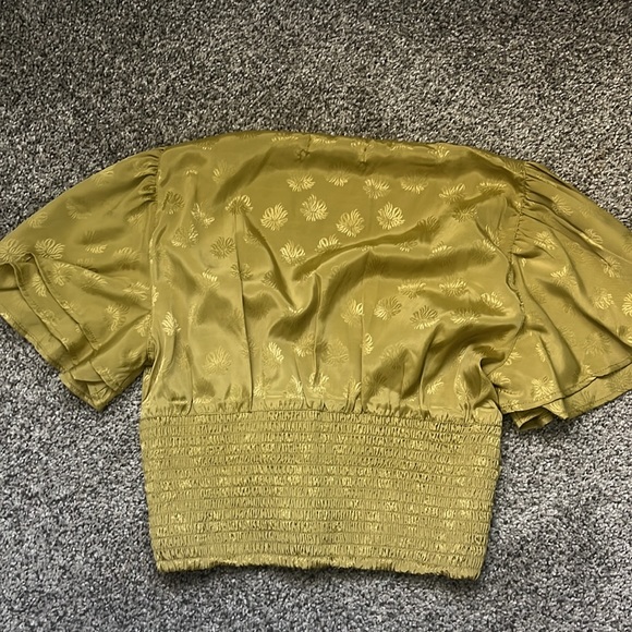 Urban outfitters green short sleeve silk crop top - Picture 2 of 3